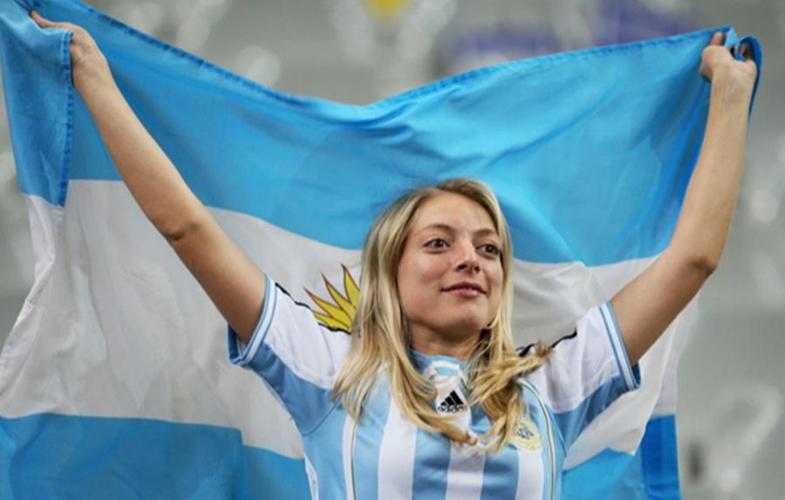 阿根廷女球迷掀起球衣庆祝的相关图片
